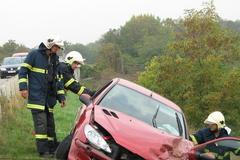 Peugeot prorazil po střetu svodidla.