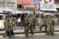 Srílanští vojáci hlídkují v Colombu