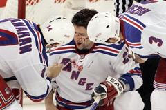 Michal Rozsíval a zraněný Drury