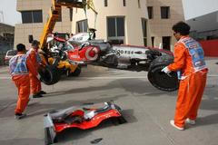 Zdemolovaný McLaren: Lewis Hamilton