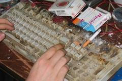 Zahumusená kuřákova klávesnice