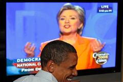 Barack Obama sleduje v televizi projev Hillary Clintonové