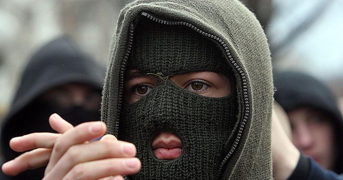 Maskovaný dědeček i terorista z dětského pokoje. Lov na Židy sjednotil extremisty