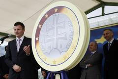 Slovenský ministr financí Ján Počiatek s eurem