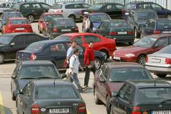 Parkoviště továrny Barum je plné aut