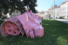 Růžový tank opět na Smíchově