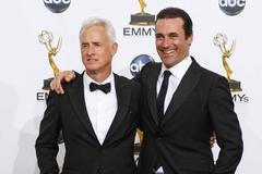 Herci John Slattery (vlevo) a Jon Hamm ze seriálu Mad Men