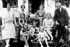 Rodinná fotka Mitfordů. Vlevo matka a v pravo otec, mezi nimi šest sester i jeden syn