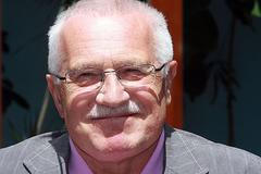 Prezident jde po operaci z nemocnice do Lán