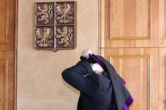 Soudce bojuje s talárem