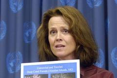Sigourney Weaver proti ničení oceánů