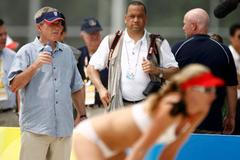 George Bush hraje volejbal