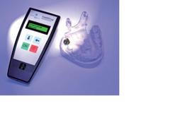 Zubní protéza s lékem