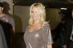 Na party přišla Pamela Anderson sama, zanedlouho se to však změnilo