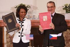 Riceová a Schwarzenberg po podpisu smlouvy o radaru