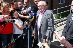 Prezident jde po operaci z nemocnice do Lán