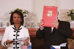 Riceová a Schwarzenberg po podpisu smlouvy o radaru