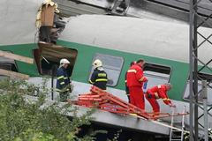 Expres narazil u Studénky do mostu