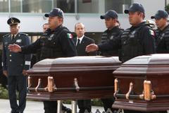 Pohřeb zavražděných mexických policistů