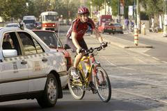 Cyklista na nábřeží Vltavy