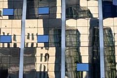 Odraz domů ve skle budovy