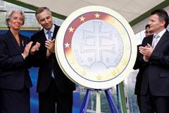 Vstup Slovenska do Eurozóny. Vpravo slovenský ministr financí Počiatek.