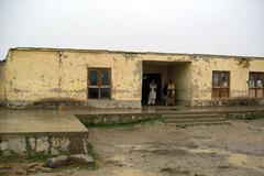 Rozpadlá škola v Kolangaru