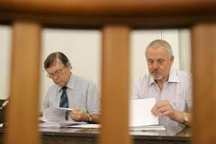 Antonín Moravec se svým advokátem u soudu