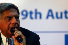 Ratan Tata na tiskové konferenci, krátce po představení auta za 45 tisíc.