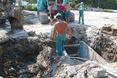 dělníci ve výkopu