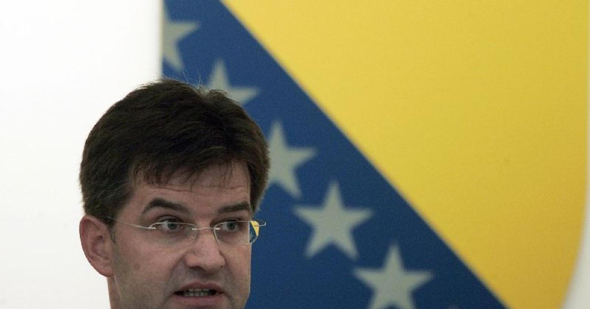 Ficův poradce Lajčák končí. Vaz mu nakonec zlomily Epsteinovy spisy