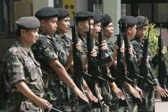 Thajští vojáci salutují premiérovi