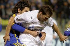 Obránce Zenitu Radek Šírl se přetlačuje s Anri Chagušem z BATE Borisov ve třetím mkole Ligy mistrů.