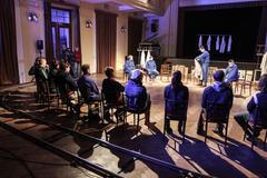 Blonďatá bestie v blázinci