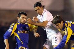 Záložník Zenitu Petrohrad Danny (uprostřed) se snaží prosadit mezi dvojicí hráčů BATE Borisov Sergejem Sosnovskim (vlevo) a Alexandrem Volodkem