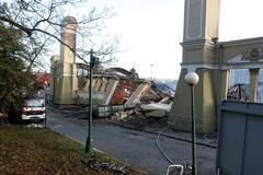 Následky požáru levého křídla Průmyslového paláce