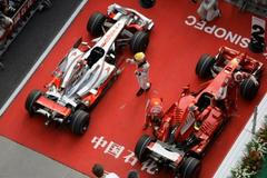 Lewis Hamilton s McLarenem a Kimi Räikkönen s Ferrari.