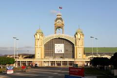 Následky požáru levého křídla Průmyslového paláce