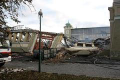 Následky požáru levého křídla Průmyslového paláce