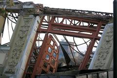 Následky požáru levého křídla Průmyslového paláce