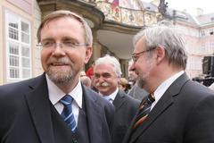 Ministři Martínek, Urban a Jiří Havel na třetím nádvoří Pražského hradu.