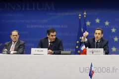 Vysoký představitel EU pro zahraniční politiku Javier Solana, francouzský ministr zahraničí Francois Fillon a současný "předseda EU" Nicolas Sarkozy na summitu EU