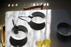 Prostřený stůl s nápojem