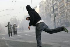 Účastník nedělní demonstrace v Athénách