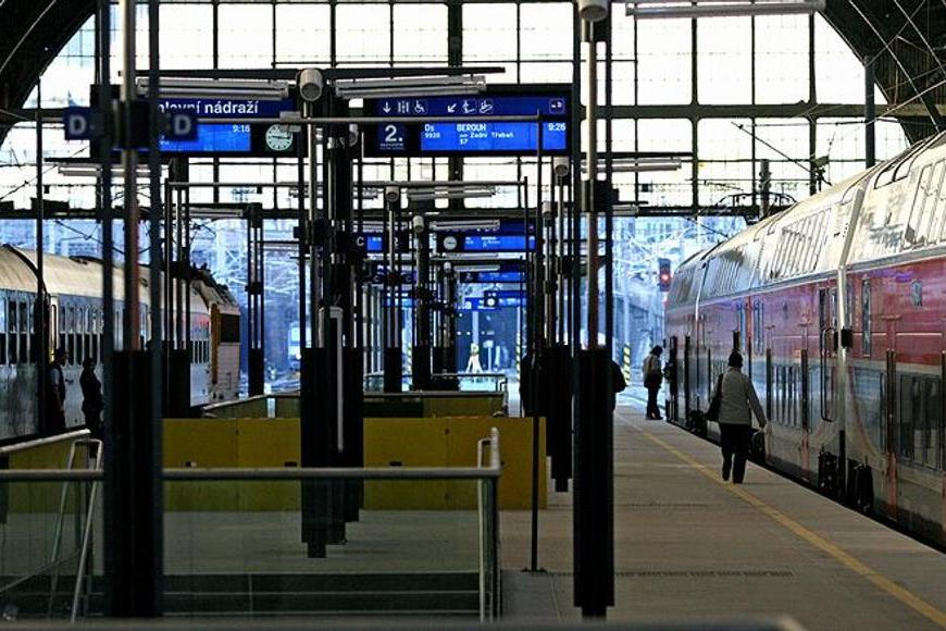 Nález mrtvého muže v kolejišti zastavil provoz vlaků v Praze u hlavního nádraží