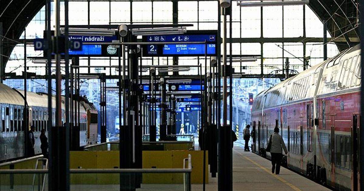 Nález mrtvého muže v kolejišti zastavil provoz vlaků v Praze u hlavního nádraží