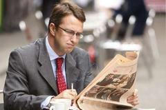 Ranní káva nad Financial Times.