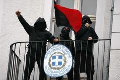 Anarchisté na balkoně řeckého generálního konzulátu v Berlíně