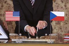 Riceová a Schwarzenberg podepisují smlouvu o radaru