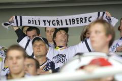 Video: Pořadatelé v Hradci táhnou fanouška po zemi